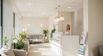 راهنمای جامع انتخاب بهترین کلینیک زیبایی؛ از معرفی خدمات تا بررسی قیمت‌ها و استانداردها